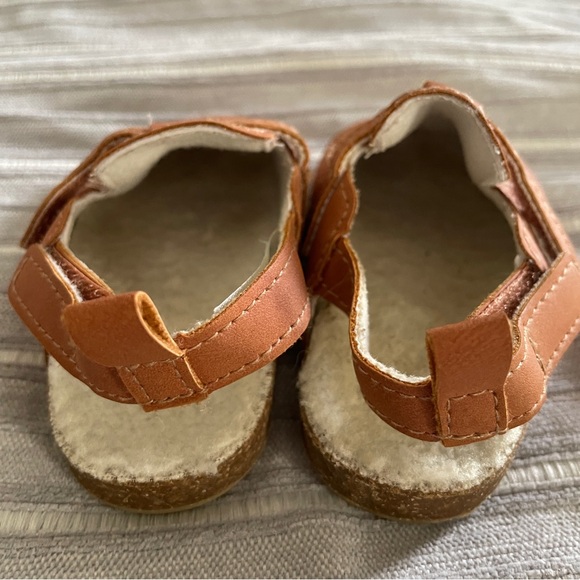 Carter’s 6-9M Tan Clogs - Picture 2 of 6